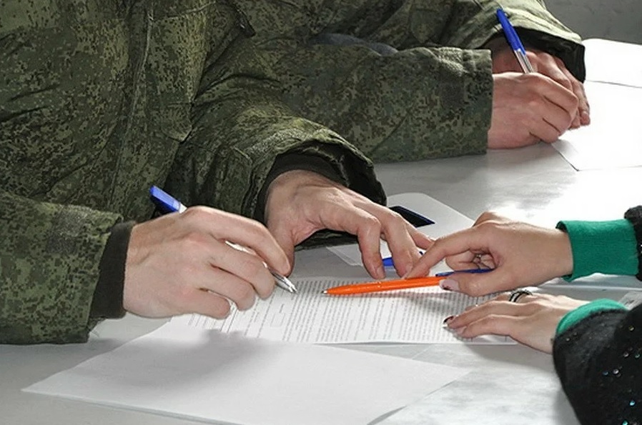 Контракт в армии. Солдат расписывается в документах. Военный подписывает контракт. Военная бумага. Заключенные на военной операции